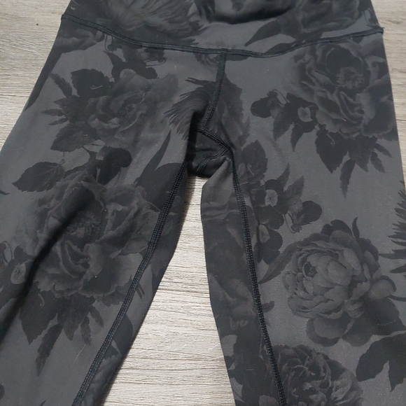 Lululemon gray flower print Sz 4 - Picture 2 of 4